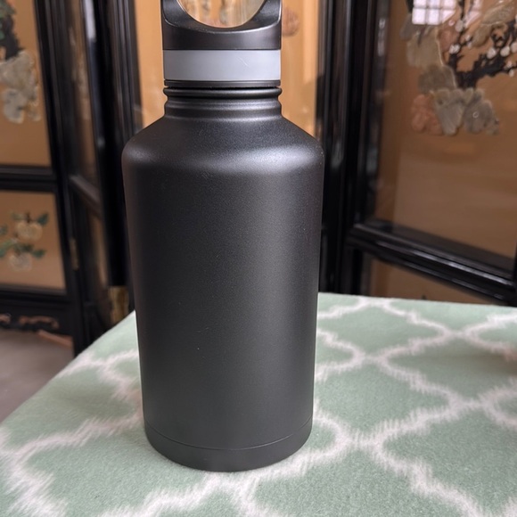 60 oz stainless insulated Water Bottle - Picture 3 of 8